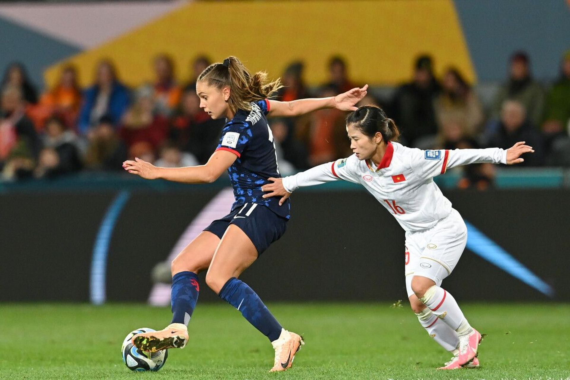 荷兰女足队员在友谊赛事中展现出色表现的是